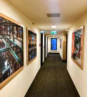obrazy w korytarzu Holiday Inn Warszawa